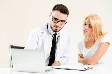 Hastane Ofisinde Erkek Doktor ve Kadın Hasta
