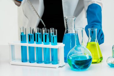 Kimyager laboratuvarında çalışan kadın bilim adamı.