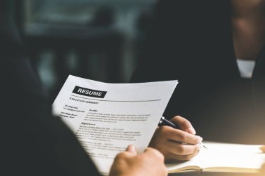 İnsan Kaynakları Müdürü CV özgeçmişini okudu