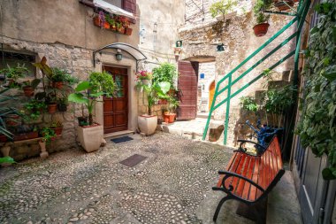 Dalmaçya Trogir eski şehir, Hırvatistan, Avrupa. Trogir, Hırvatistan'ı ziyaret eden turistlerin ilgisini çeken tarihi bir kent.