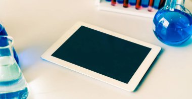 Kimya laboratuvarında tablet bilgisayar.