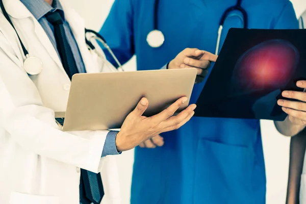 Médicos que trabajan con radiografías de la cabeza del paciente . —  Fotos de Stock