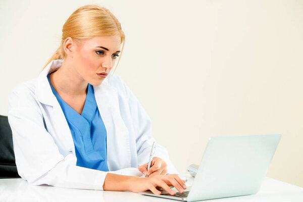 Врач в больнице работает над медицинским отчетом
.