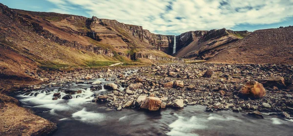Beautiful Hengifoss Waterfall in Eastern Iceland. — Stock Photo, Image