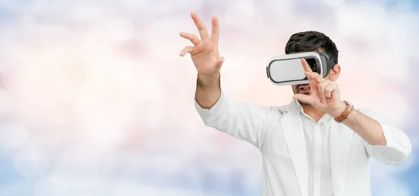 Legen bruker VR virtuelle virkelighetsbriller . – stockfoto