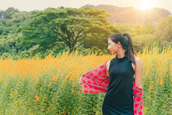 Gelukkige vrouw in groen veld en berg achtergrond — Stockfoto