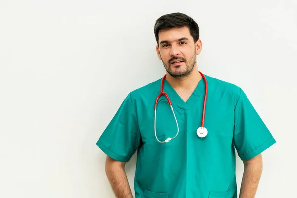 Personal médico masculino uniforme verde con estetoscopio . — Foto de Stock