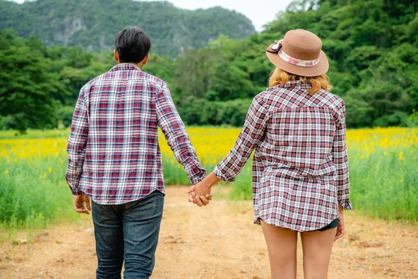Šťastný pár je romantická procházka po kopcích. — Stock fotografie