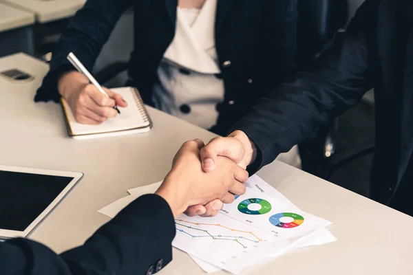 Geschäftsleute per Handschlag im Amt. — Stockfoto