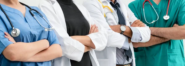 Gesundheitsgruppe arbeitet im Krankenhaus zusammen. — Stockfoto