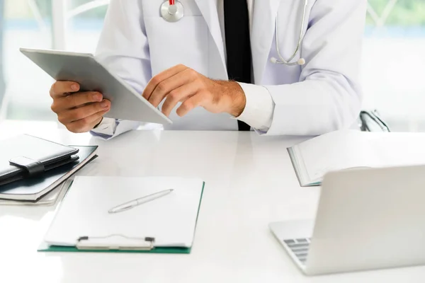 Médico trabajando en tableta en el hospital . — Foto de Stock