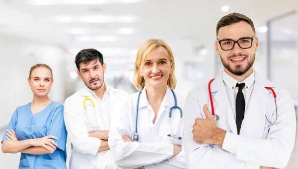 Médico Profissional Que Trabalha Consultório Hospitalar Clínica Com Outros Médicos — Fotografia de Stock