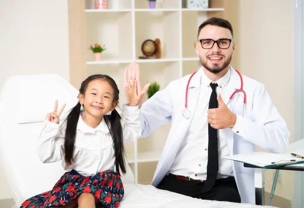 Doctor examining little happy kid in hospital. — Stock Photo, Image