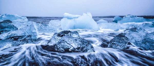 Icebergs em Diamond Beach, na Islândia. — Fotografia de Stock