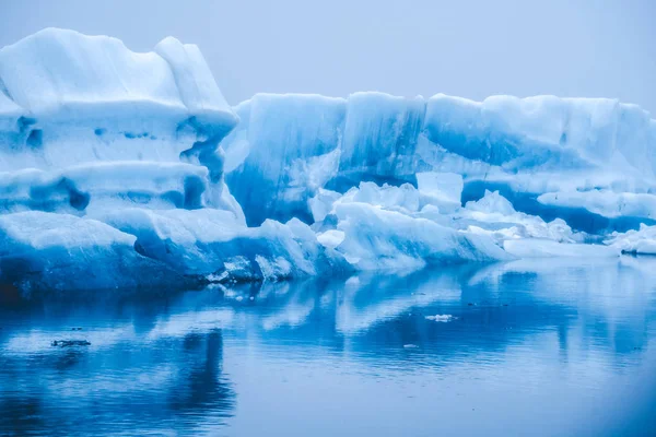 Jéghegyek Jokulsarlon gleccserlagúnában Izlandon. — Stock Fotó