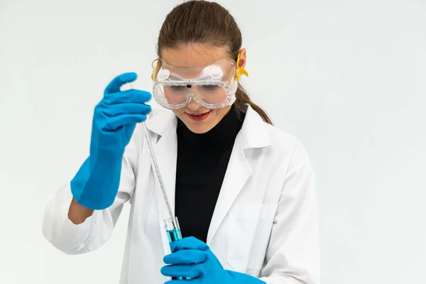 Donna scienziata che lavora nel laboratorio di chimica . — Foto Stock