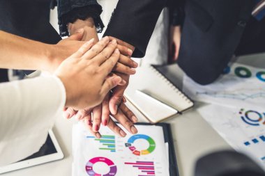 Birçok mutlu iş adamı el ele tutuşur..