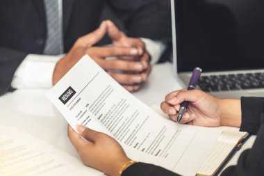 İnsan Kaynakları Müdürü CV özgeçmişini okudu