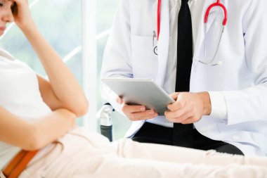 Hastane Ofisinde Erkek Doktor ve Kadın Hasta