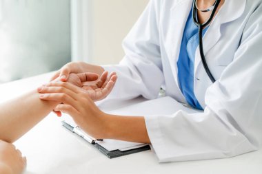 Kadın Doktor ve Kadın Hasta Hastane Ofisinde