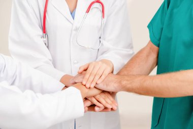 Tıbbi hizmet çalışması - Doktor, cerrah ve hemşire birleştirmek el ele tutusun.