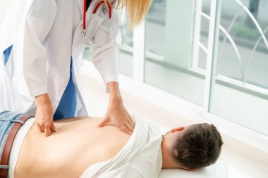 Kadın Doktor ve Erkek Hasta Hastane Ofisinde