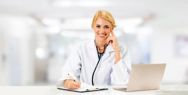 Hastanede dizüstü bilgisayar kullanan bir doktor..