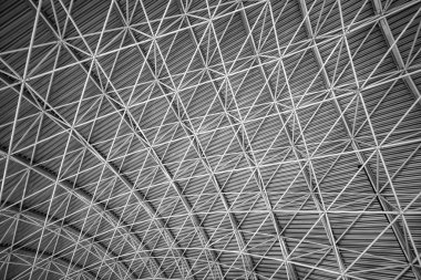 Havaalanı veya endüstriyel fabrikametal çelik çatı yapısı modern iç mimarisi.