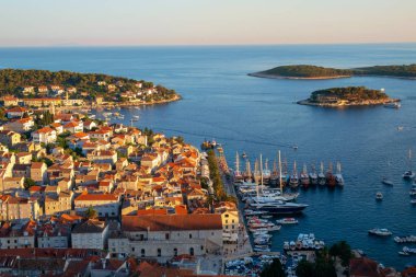 Hırvatistan'daki Hvar Town'un panoramik manzarası. Hvar Town Dalmaçya, Croaita Hvar Adası'nda yaz plaj tatili için ünlü bir şehir.