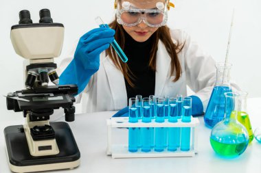 Kimyager laboratuvarında çalışan kadın bilim adamı.