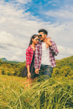 Mutlu çift tepelerde romantik bir yürüyüş.