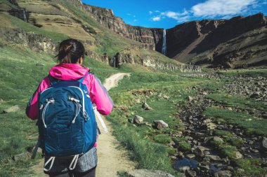 Hengifoss Şelalesi'nde gezgin yürüyüşü, İzlanda.