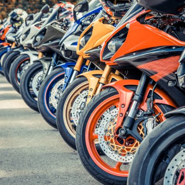 Yaz aylarında şehir caddesinde motosiklet grup park