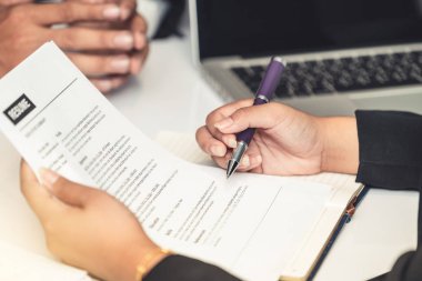 İnsan Kaynakları Müdürü CV özgeçmişini okudu