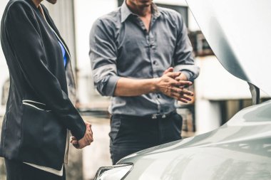 Erkek kadına yardım eder araba sorununu çözer.