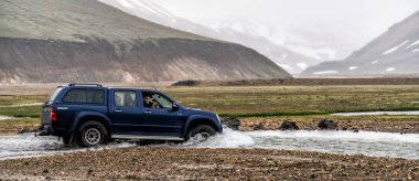 Landmannalaugar, İzlanda - 2 Temmuz 2018: 4WD araç, İzlanda, Kuzey Avrupa 'nın dağlık kesimindeki Landmannalaugar' da yoldan çıktı. Burası yazın doğa yürüyüşleriyle ünlüdür..