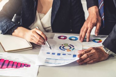 İş raporuyla çalışan iş adamları.