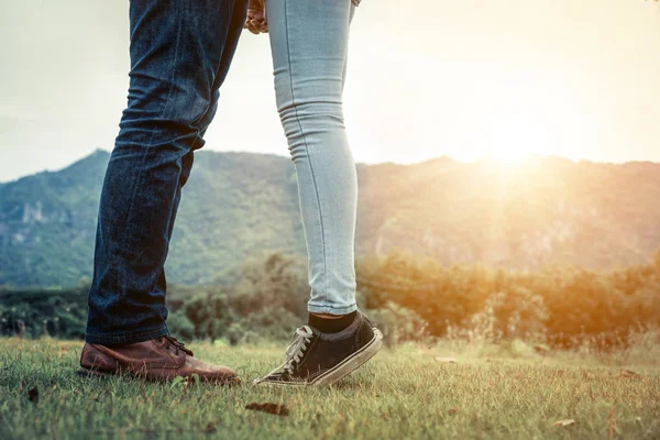 Gelukkig paar Maak een romantische wandeling op de heuvels. — Stockfoto