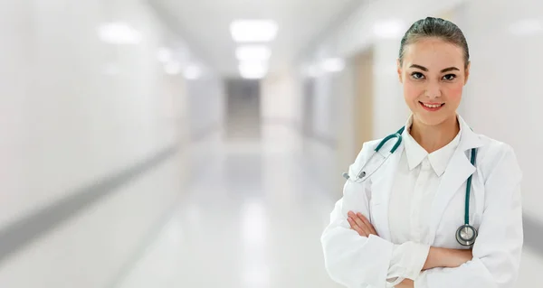 Mulher médica que trabalha no consultório do hospital. — Fotografia de Stock