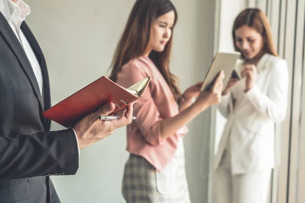 Empresario leyendo libro en oficina de negocios . — Foto de Stock