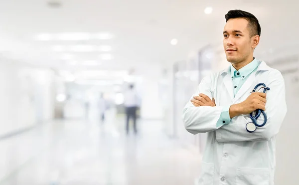 Mužský lékař stojí v nemocniční kanceláři. — Stock fotografie