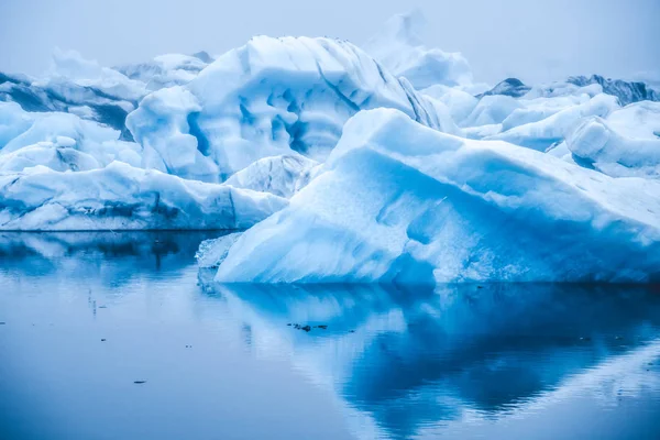 冰岛Jokulsarlon冰川泻湖中的冰山. — 图库照片