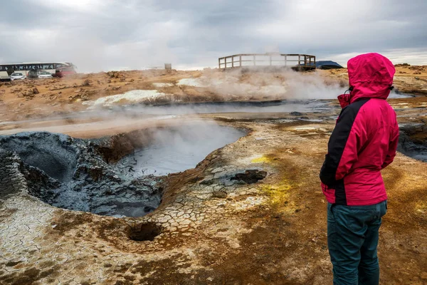 Женщина-путешественница в Хверире, Намафьель в Исландии — стоковое фото