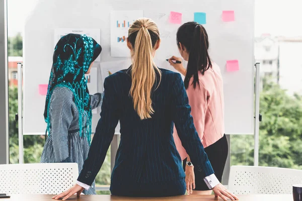 Grupo de trabajo multicultural en la reunión de trabajo en equipo. —  Fotos de Stock