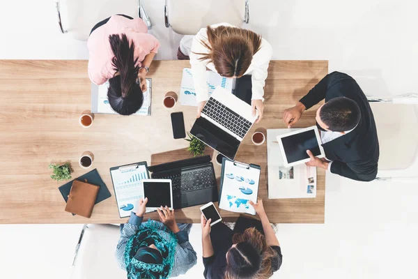 Des gens d'affaires en réunion de groupe à la salle de bureau. — Photo