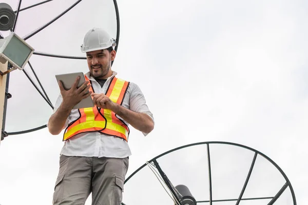 Tekniker eller tekniker som arbetar med parabolantenn — Stockfoto