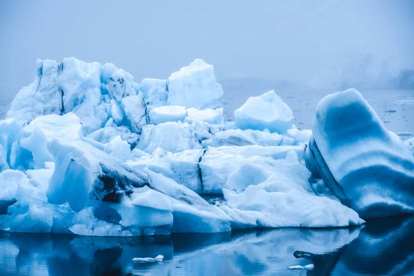 冰岛Jokulsarlon冰川泻湖中的冰山. — 图库照片