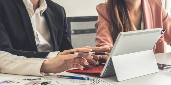 Homme d'affaires et femmes d'affaires travaillant dans le bureau. — Photo