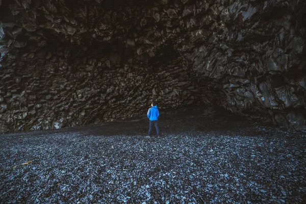 Grotta vulcanica sulla spiaggia di Reynisdrangar, Vik, Islanda — Foto Stock