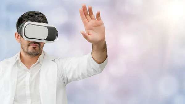 Médecin portant VR lunettes de réalité virtuelle . — Photo